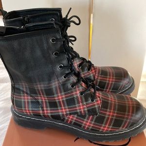 Women’s Ryder black plaid combat booties 9M